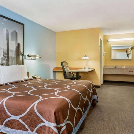 Super 8 By Wyndham Findlay Hotell Exteriör bild